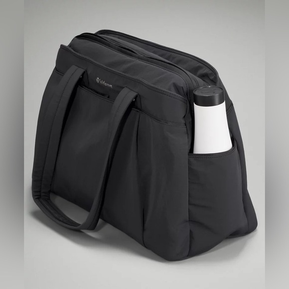 Lululemon Throwback Triple-Zip Duffle Bag 25L - Picture 1 of 12